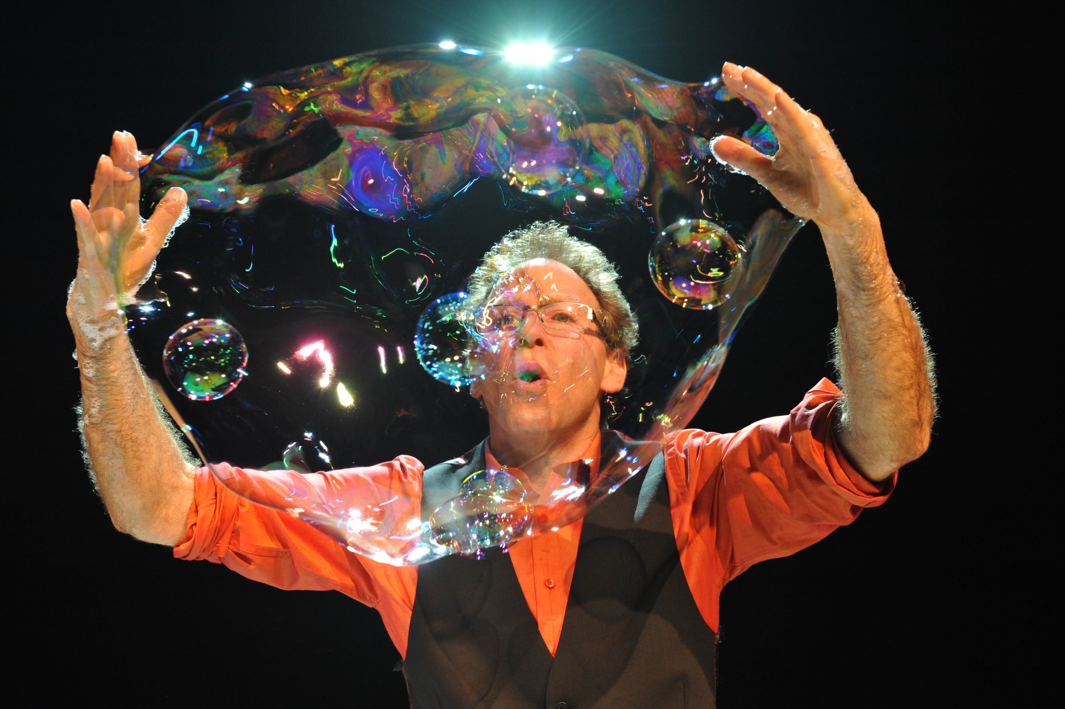 Show man show woman. Man in Bubble. Bubble show. Amazing Bubbles. The Bubble Trick.